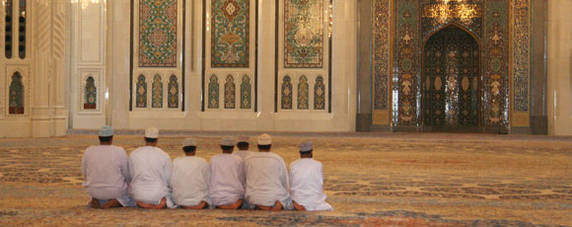 Betende in der Qaboos Moschee