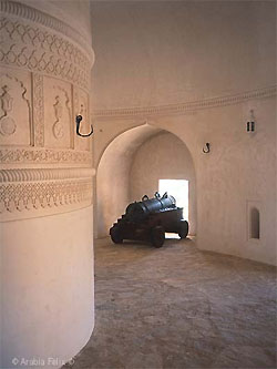 Kanonenturm von der Festung Al Hazm in Oman