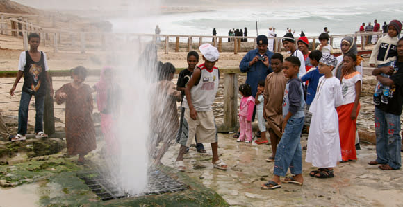 Kinder bei den Blowholes von Mughsayl, Dhufar